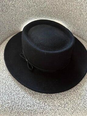 Jeff & Aimy Wool Hat with Leather Bow - Black
